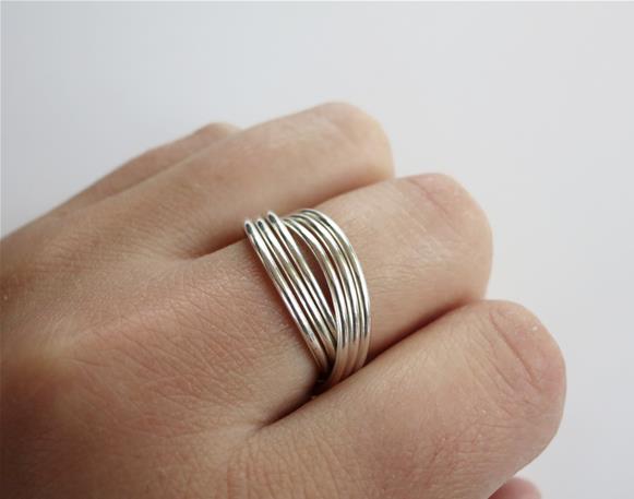 Crossed wire ring