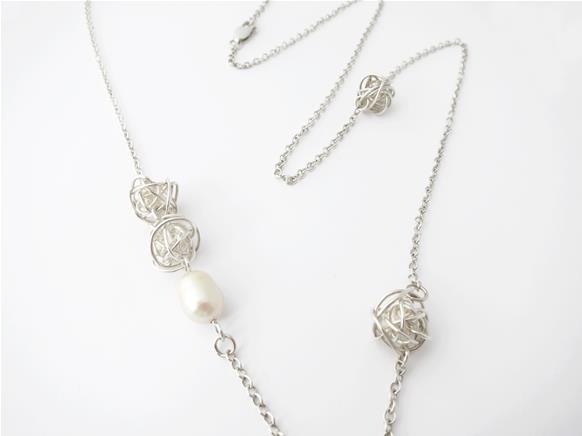 Asymetrical chain in sterling silver with cultured pearl and round wire cage balls